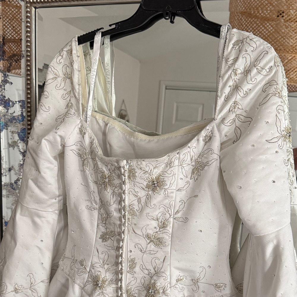 Vintage White Wedding Dress with Embroidery and bell sleeves - Picture 6 of 10